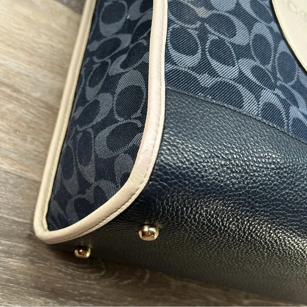 COACH C2823 TALL DEMPSEY CARRYALL SIGNATURE C WITH COACH PATCH & WRISTLET! - Picture 14 of 16